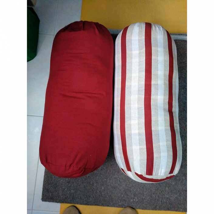 BOLSTER 55€ – Rellenos de pura lana de oveja extremeña, clasificada manualmente, lavada por inmersión a 60°c, con disolución de detergente y carbonato sódico, cardada y peinada. BOLSTER 50€ - Rellenos de pura lana de oveja extremeña, clasificada manualmente, lavada por inmersión a 60°c, con disolución de detergente y carbonato sódico, cardada y peinada.